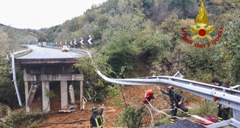 Photo diffusée par le département des pompiers italiens montrant l'effondrement d'une section d'un viaduc de l'A6 entre Savone et Turin, après un glissement de terrain, le 24 novembre 2019.