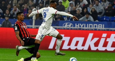 L'attaquant de Lyon Moussa Dembélé (d) tente d'échapper au défenseur niçois Christophe Hérelle, le 23 novembre 2019 à Décines-Charpieu.