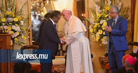 Grand moment de la présidence de Barlen Vyapoory, avec l’accueil du pape François, au Réduit, le 9 septembre dernier, en présence du Premier ministre Pravind Jugnauth.