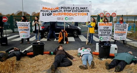 Des militants écologistes ont bloqué un centre logistique d'Amazon en région parisienne, pour dénoncer les atteintes à l'environnement dues à la «surconsommation» le 28 novembre 2019.