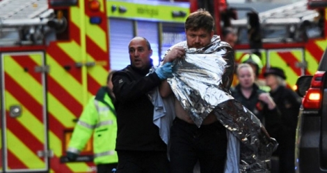 Un policier aide un homme blessé près du London Bridge, le 29 novembre 2019 à Londres Photo DANIEL SORABJI . AFP