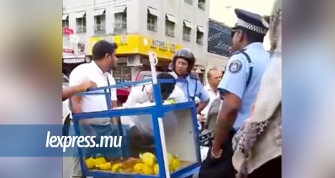 La vidéo de Khalid Dostallyun, marchand d’ananas, se faisant confisquer ses fruits a fait polémique sur la Toile.