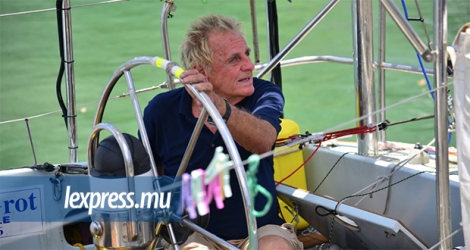 Jon Sanders, 81 ans, effectue un tour du monde dans son voilier.