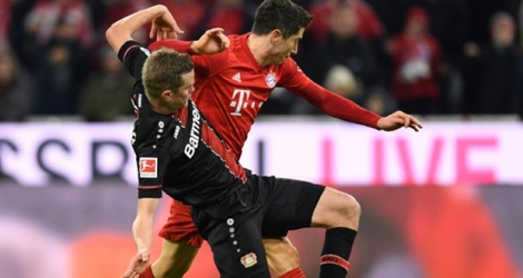 L'attaquant polonais du Bayern Munich Robert Lewandowski (d) tente d'échapper au défenseur de Leverkusen Sven Bender, le 30 novembre 2019 à Munich.