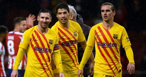 Les attaquants du FC Barcelone Lionel Messi (g), Luis Suarez (c) et Antoine Griezmann à la fin du match sur le terrain de l'Atlético, le 1er décembre 2019 à Madrid.