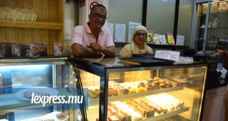 Farwez Pokun et son épouse sont toujours présents avec un large sourire pour accueillir les clients.