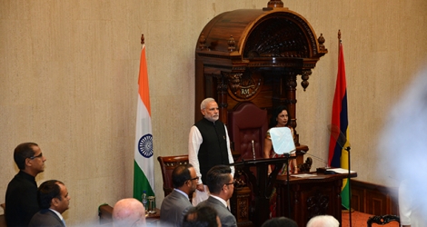Le Premier ministre indien, Narendra Modi, et Maya Hanoomanjee le 12 mars 2015.