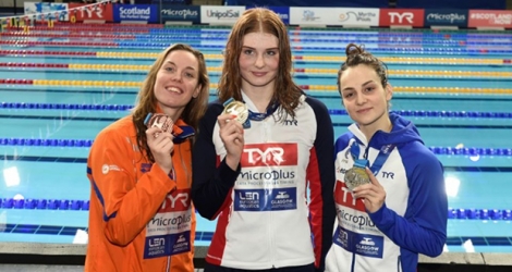 La néerlandaise Femke Heemskerk, 3e du 100 m nage libre des championnats d'Europe, la britannique Freya Anderson (1e) et la Française Béryl Gastaldello (2e) avec leurs médailles, le 6 décembre 2019 à Glasgow.