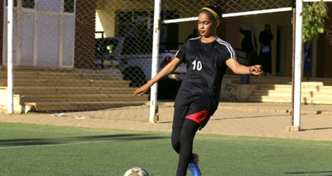 La footballeuse soudanaise Rayan Rajab s'entraîne à Khartoum, le 20 novembre 2019.
