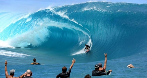 La vague de Teahupoo est prisée par les surfeurs, comme ici le Tahitien Tikanui Smith, le 11 septembre 2014.