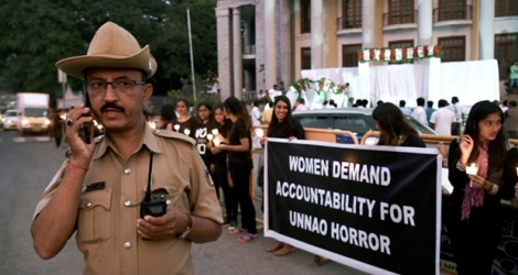 Un policier devant une manifestation de femmes réclamant justice après le viol et le meurtre d'une vétérinaire, à Bangalore, le 6 décembre 2019.