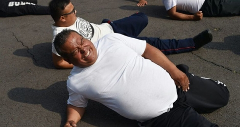 Des policiers en plein effort à Mexico, le 11 décembre 2019 dans le cadre d'un programme pour leur faire perdre du poids.