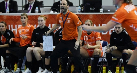 L'entraîneur des Pays-Bas Emmanuel Mayonnade donne des instructions lors du match contre la Russie au Mondial féminin de hand, le 13 décembre 2019 à Kumamoto.
