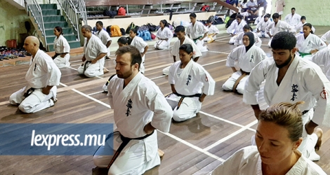 Tariel Nikoleishvili (centre) au stade France Martin, aux Salines, en présence des pratiquants mauriciens de kyokushin.