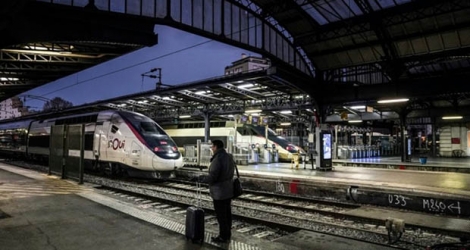 Un voyageur Gare de l'Est à Paris, le 13 décembre 2019.