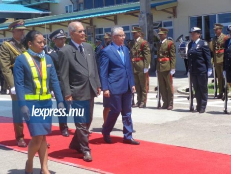 Le Premier ministre a été accueilli à l’aéroport par le Chef commissaire Serge Clair, des membres du Conseil exécutif, du chef de la fonction public, des membres de l’Assemblée nationale Jean Francisco François et Buisson Léopold, ainsi que d’autres dignitaires.
