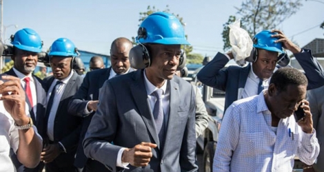 Le président haïtien Jovenel Moïse (c) visite une centrale électrique, le 16 décembre 2019 à Port-au-Prince.