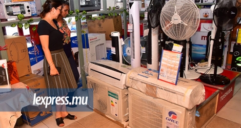 Les consommateurs se renseignent sur la climatisation soit en magasin soit sur les réseaux sociaux.  © Rishi Etwaroo