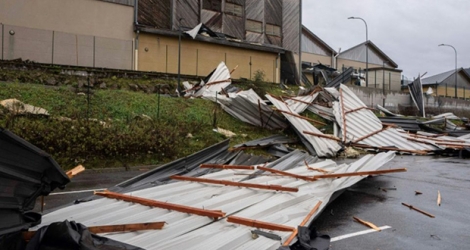 Le toit du théâtre le Firmament s'est effondré suite aux vents violents à Firminy, près de Saint-Etienne, le 20 décembre 2019.