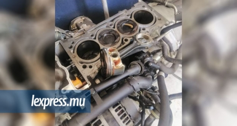 Un piston a endommagé ce moteur d’une Mercedes, en raison de l’essence.