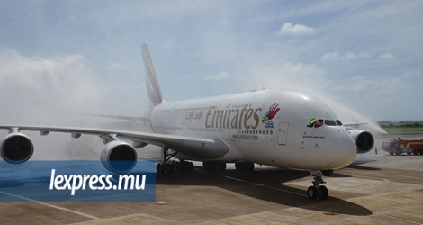 Des pompiers arrosant l’A380 d’Emirates en guise de bienvenue le 12 mars 2013.