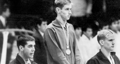 Le nageur est-allemand Roland Matthes (c) pose sur le podium après avoir remporté l'or au 200 m dos aux JO de Mexico, le 26 octobre 1968 Photo STAFF. AFP