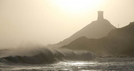 De fortes vagues près des îles Sanguinaires et du Cap Parata en Corse, près d'Ajaccio, le 22 décembre 2019, après le passage de la tempête Fabien.