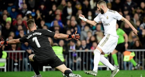 L'attaquant du Real Karim Benzema (d) face au gardien de l'Athletic Bilbao Unai Simon, le 22 décembre 2019 à Madrid.