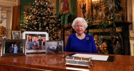 Cette photo publiée le 24 décembre 2019 montre la reine Elizabeth II posant après avoir enregistré son message annuel de Noël, au château de Windsor, à l'ouest de Londres.