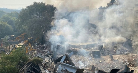 Douze personnes, pour la plupart des pompiers, ont été blessées jeudi dans l'effondrement d'une usine en feu à New Delhi.