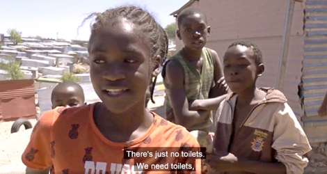 Capture d’écran du documentaire de la télévision islandaise sur ce scandale sans précédent. Cette séquence montre la pauvreté et le manque d’infrastructures en Namibie et enchaîne avec l’accusation selon laquelle l’offshore mauricien est en train de voler les Namibiens.Pour voir le documentaire, cliquez ici : https://www.ruv.is/kveikur/fishrot/fishrot-2/?fbclid=IwAR1Dkl9DpZaGp0-I9tM3Dz6VRvWt3mrT1gMbhVhOo8kTD7ktmwKqm7V-ahs