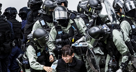 La police de Hong Kong a procédé dimanche à des dizaines d'arrestations après des jets de cocktails Molotov.