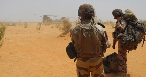 Cinq soldats maliens en mission ont été tués lundi dans l'explosion d'une mine artisanale dans le centre du pays.