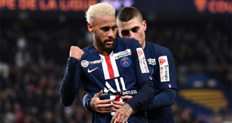 Neymar (g) et Marco Verrati se congratulent après un des six buts du PSG contre Saint-Etienne en quarts de la Coupe de la Ligue au Parc des Princes, le 8 janvier 2020.