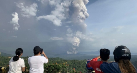 Nuage de cendres au-dessus du volcan Taal, aux Philippines, le 12 janvier 2020 Photo Bullit MARQUEZ. AFP