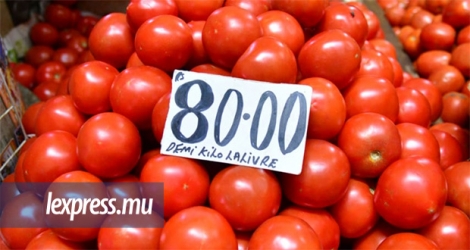 La pomme d’amour se vendait à Rs 80 le demi-kilo au marché central de Port-Louis, hier.