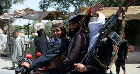 Des talibans célèbrent un cessez-le-feu à Jalalabad, dans l'Est de l'Afghanistan, le 16 juin 2018.