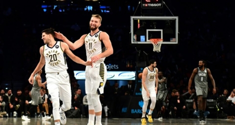 Doug McDermott (g) des Indiana Pacers est congratulé par son coéquipier Domantas Sabonis, lors du match NBA contre les Brooklyn Nets, le 18 novembre 2019 à New York.