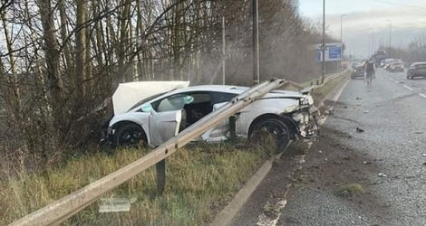  La Lamborghini de Sergio Romera vaut au moins Rs 8 M… et lui n’a même pas une égratignure après cet accident de la route. 