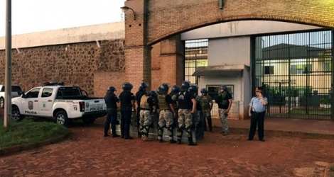 Photo fournie le 19 janvier 2020 par la chaîne ABC du Paraguay montrant des policiers devant la prison de Pedro Juan Caballero après l'évasion de 80 prisonniers.