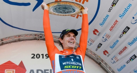 Le Sud-Africain Daryl Impey soulève le trophée après avoir remporté le Tour Down Under à l'issue de la 6e et dernière étape, le 20 janvier 2019 à Adélaïde.