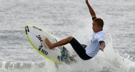 Le Japonais Joh Azuchi lors d'une épreuve test pour les JO de Tokyo au large de la plage de Tsurigasaki, le 18 juillet 2019.