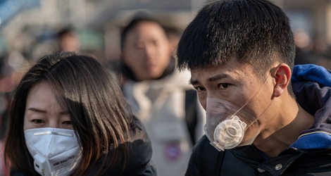 En Chine, où le virus s’est manifesté et se propage, la population se protège à l’aide de masques respiratoires.