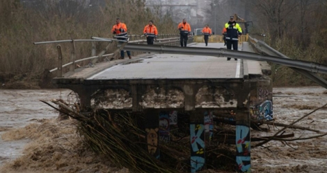 Des policiers sur un pont effondré à Malgrat de Ma lors de la tempête Gloria, le 22 janvier 2020 en Espagne.