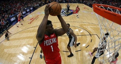 Zion Williamson des San Antonio Spurs monte au panier face aux New Orleans Pelicans, en NBA, le 22 janvier 2020 à La Nouvelle-Orléans.