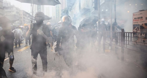 Tirs de gas lacrymogènes sur des manifestants pro-démocratie, à Hong Kong le 25 août 2019.