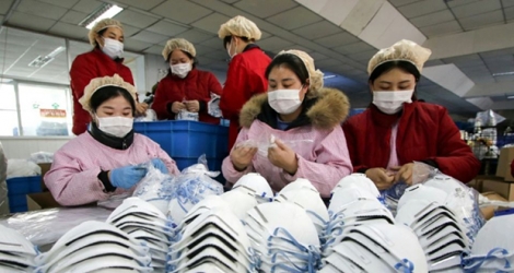 Dans une usine chinoise de fabrication de masques de protection à Handan (nord), le 22 janvier 2020.