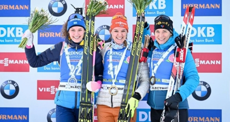 (g à d) La Suédoise Hanna Oeberg, 2e, l'Allemande Denise Herrmann, 1re, et la Française Anaïs Bescond sur le podium de l'Individuel (15 km) de Pokljuka, en Slovénie, le 24 janvier 2020. 