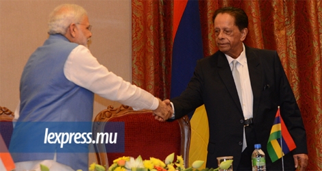 SAJ et le Premier ministre indien, Narendra Modi, lors d’une rencontre en 2015. 