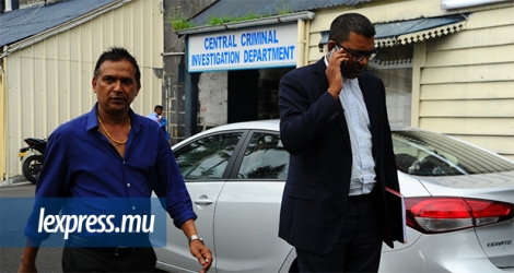 Kailesh Persand et son avocat, Yash Bhadain, aux Casernes centrales, ce lundi 27 janvier, pour le Sherrygate.